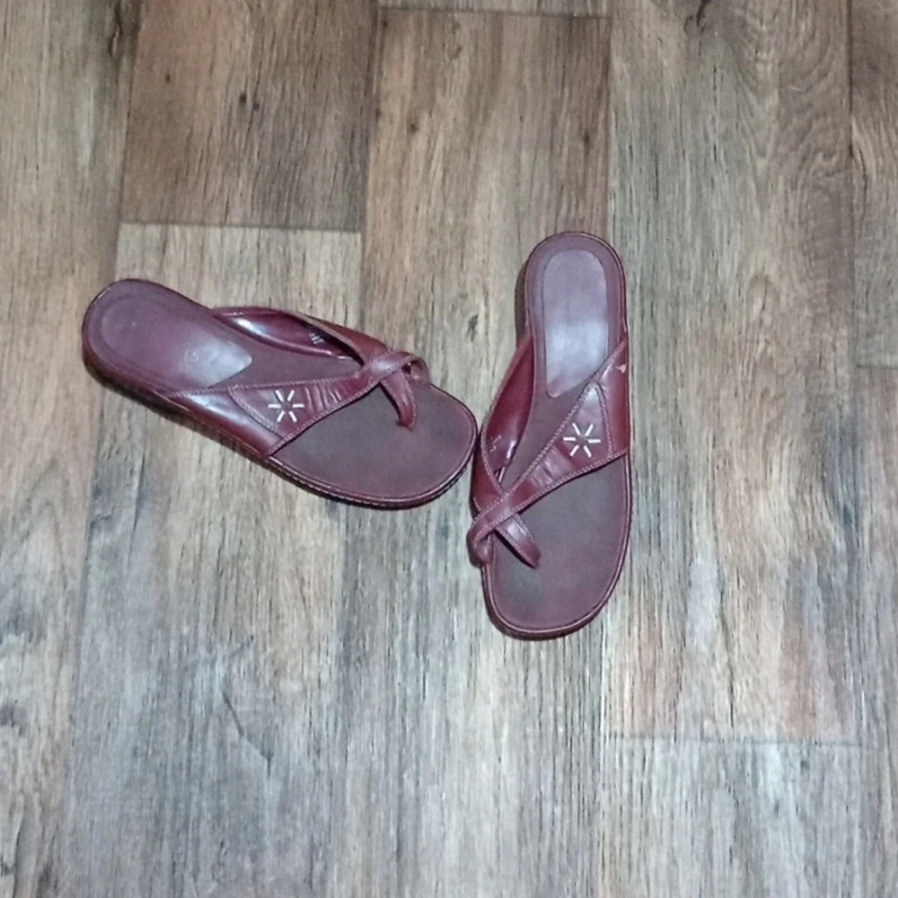 Brown Sandals with Y-Shaped Strap and Flexible Sole leather peeling on left shoe